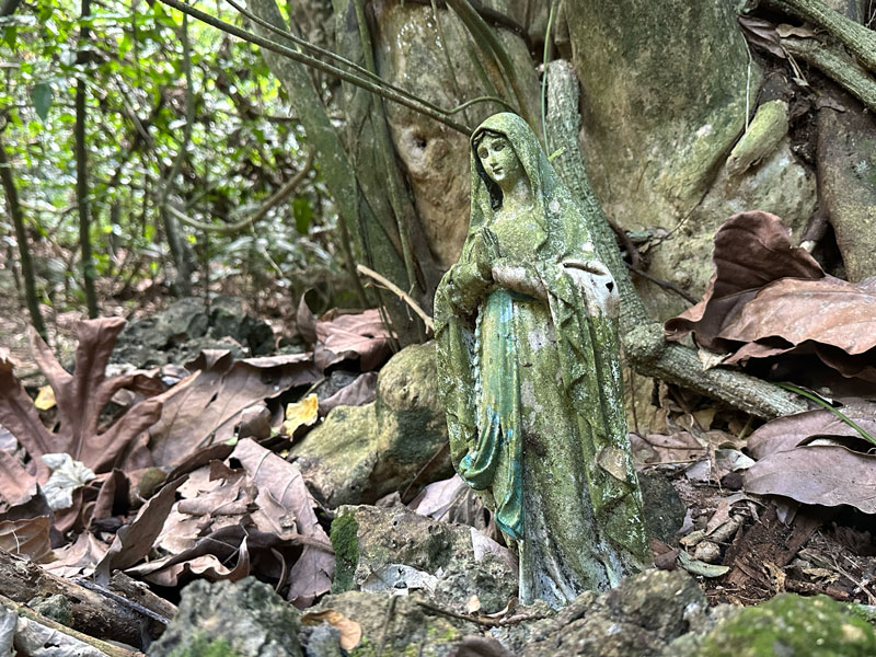 平和を祈るマリア像